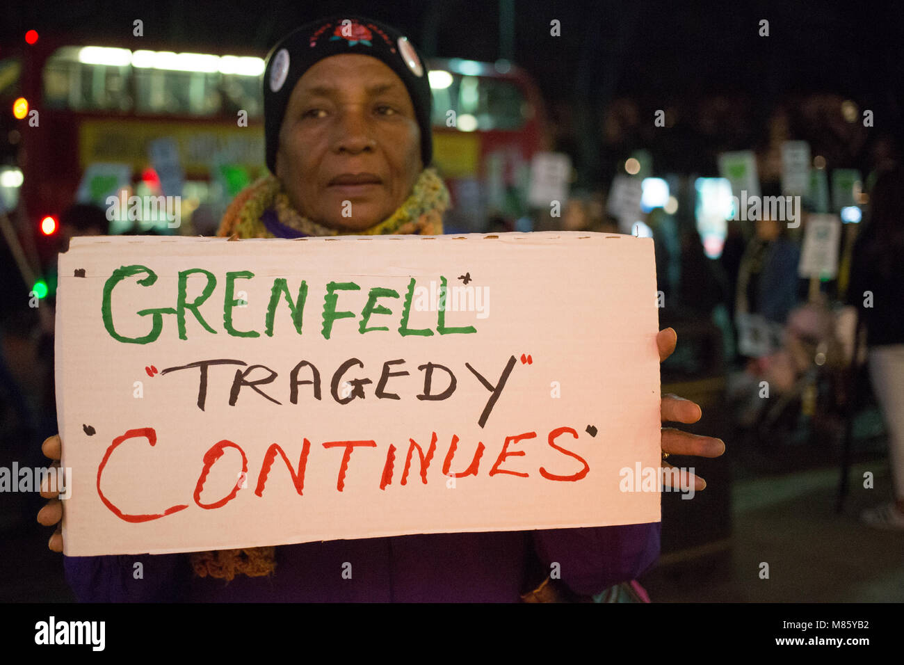 Londres, Royaume-Uni. 14 mars 2018 une femme plakcard tenir que de personnes se sont réunies pour une marche silencieuse en souvenir de ceux qui sont morts dans l'incendie de Grenfell, catastrophe. Credit : Thabo Jaiyesimi/Alamy Live News Banque D'Images