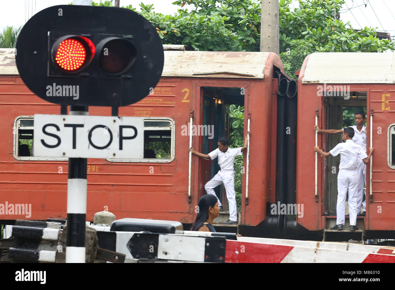 L'École Childern voyageant sur le marchepied du train après l'École de  Colombo à Gampaha Photo Stock - Alamy