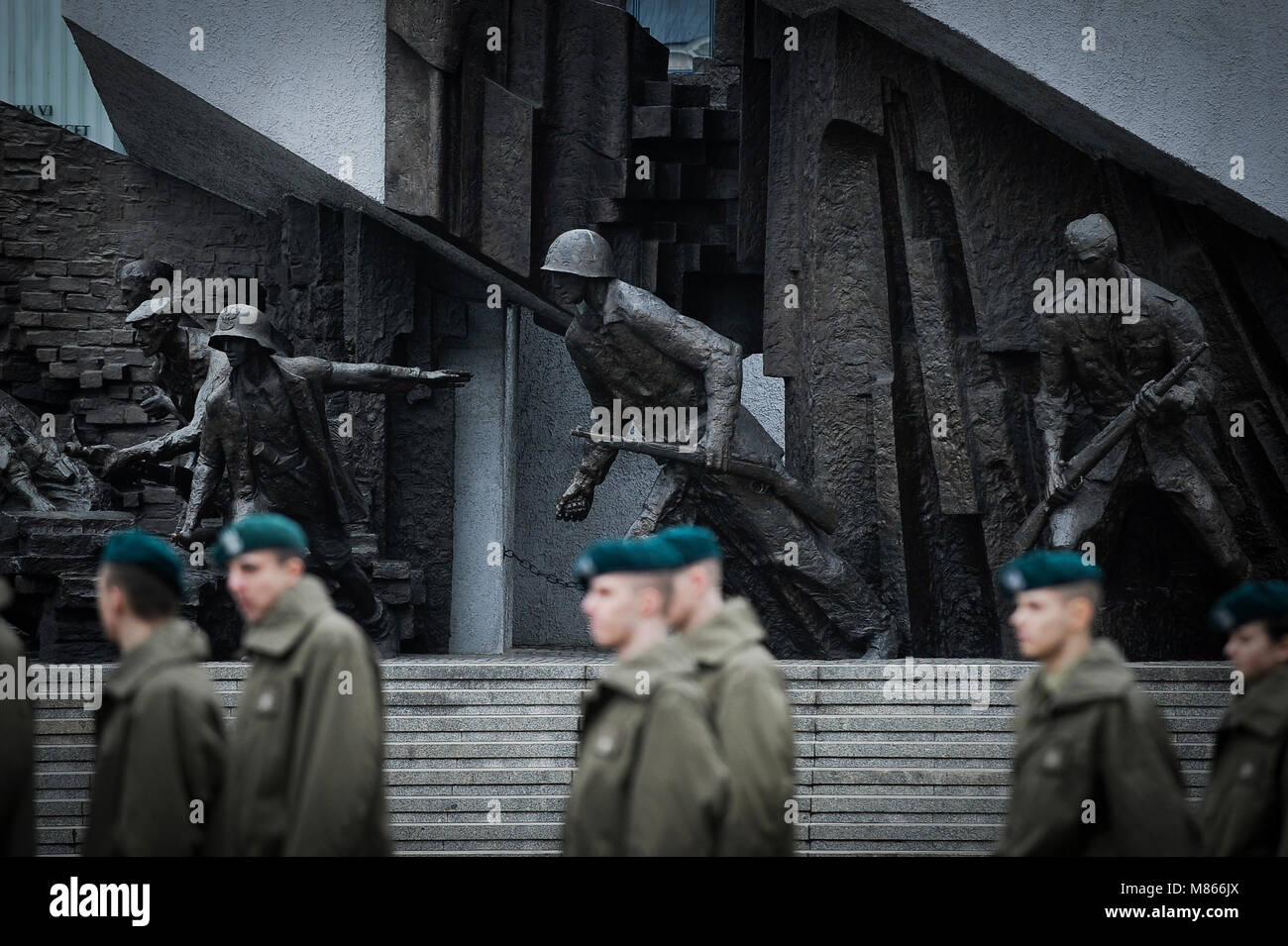 Varsovie, Pologne le 14 mars 2018. Le personnel militaire est vue en passant par l'Insurrection de Varsovie Monyment avant les funérailles de Stanislaw Gall, le premier évêque de l'armée à l'Poilsh Cathédrale sur le terrain de l'armée polonaise à Varsovie, Pologne le 14 mars 2018. Credit : Jaap Arriens/Alamy Live News Banque D'Images