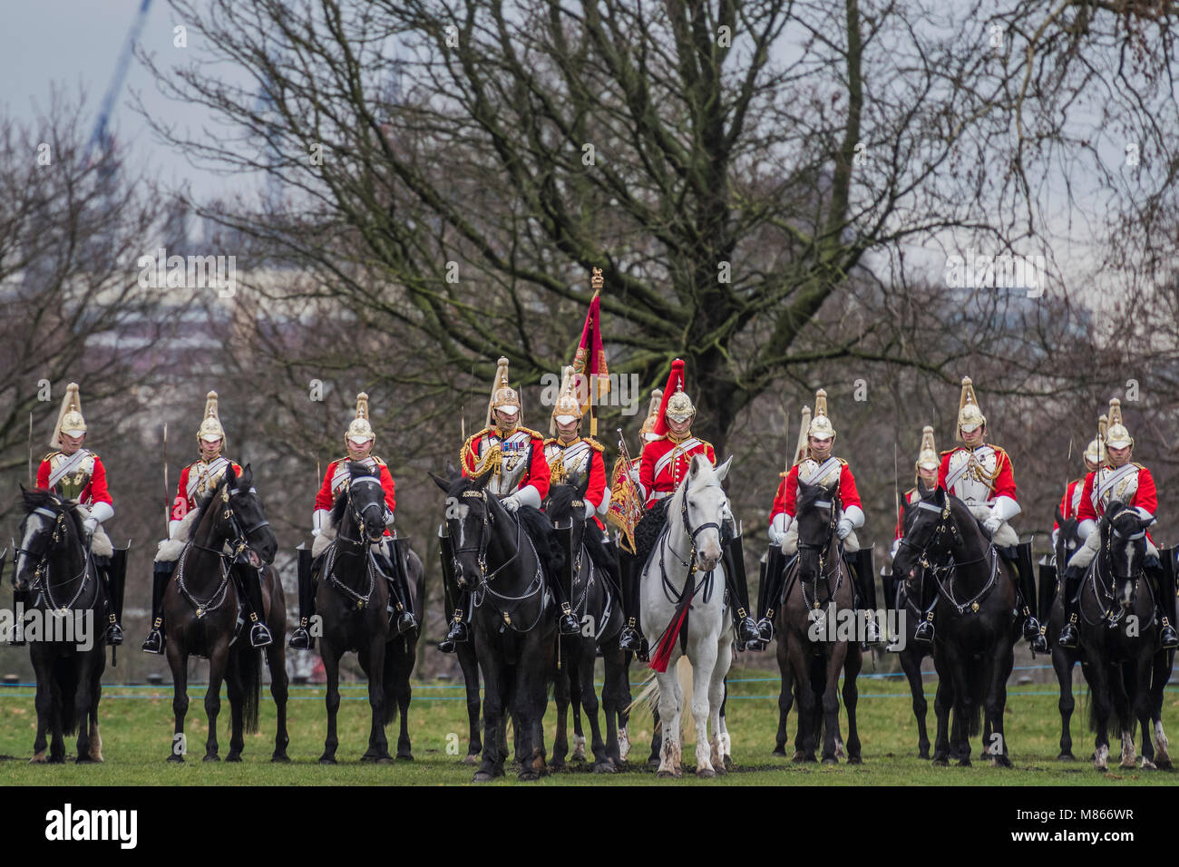 Londres, Royaume-Uni. 15 mars, 2018. La Household Cavalry régiment monté, les Queen's bodyguard monté parade à Hyde Park pour prouver leur volonté d'effectuer des fonctions honorifiques de l'état pour l'année. Leur inspection annuelle avait été effectuée par le Major-général Ben Bathurst l'officier général commandant de la Division des ménages. Crédit : Guy Bell/Alamy Live News Banque D'Images
