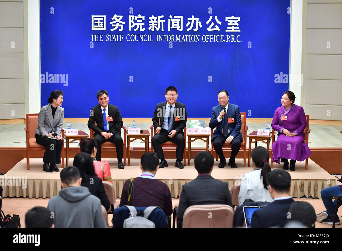 (180315) -- BEIJING, 15 mars 2018 (Xinhua) -- Zhao Huijie (1e R), Xiang Changjiang (2e R), Li Jun (C) et Cao (Qinghua 2e L), les députés à l'Assemblée populaire nationale, assister à une conférence de presse pour partager leurs expériences sur la réduction de la pauvreté à Beijing, capitale de Chine, le 15 mars 2018. (Xinhua/Li Xin) Banque D'Images