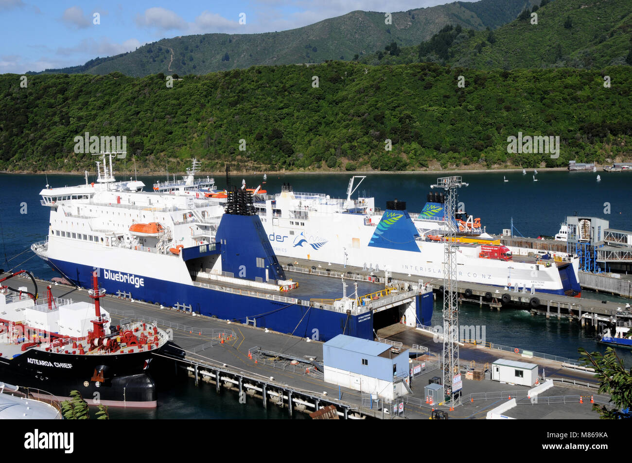 Les ferries Interislander et Blurbridge au port à Picton, île du Sud, Nouvelle-Zélande. Banque D'Images