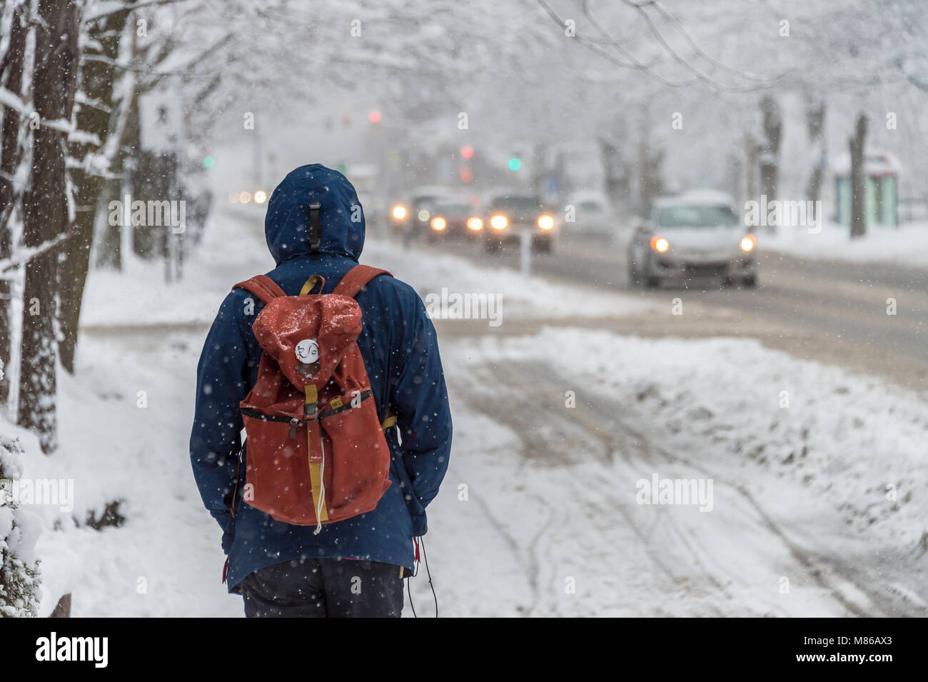 Montréal, CA - 14 mars 2018 : la circulation sur la rue Rachel en hiver Tempête Banque D'Images