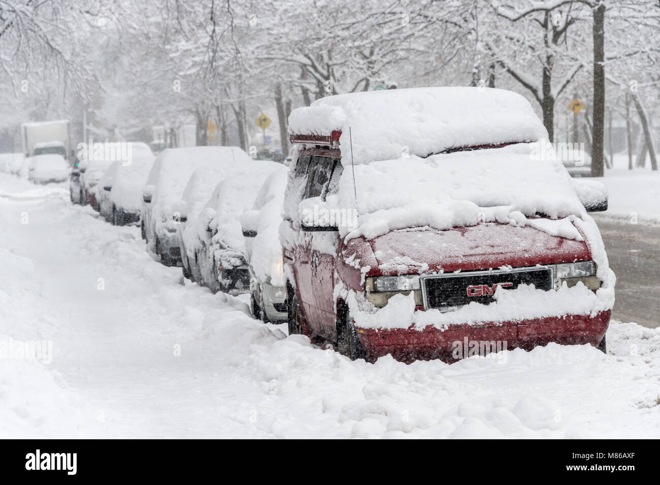 Montréal, CA - 14 mars 2018 : rue de la ville et des voitures couvertes de neige pendant la tempête Banque D'Images