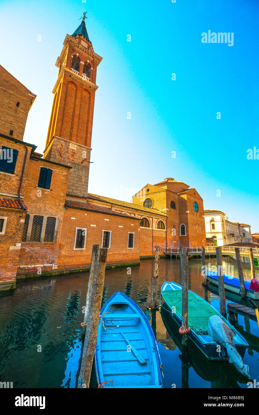 Dans la ville de Chioggia, lagune de Venise, bateaux, canal d'eau et de l'église. Vénétie, Italie, Europe Banque D'Images
