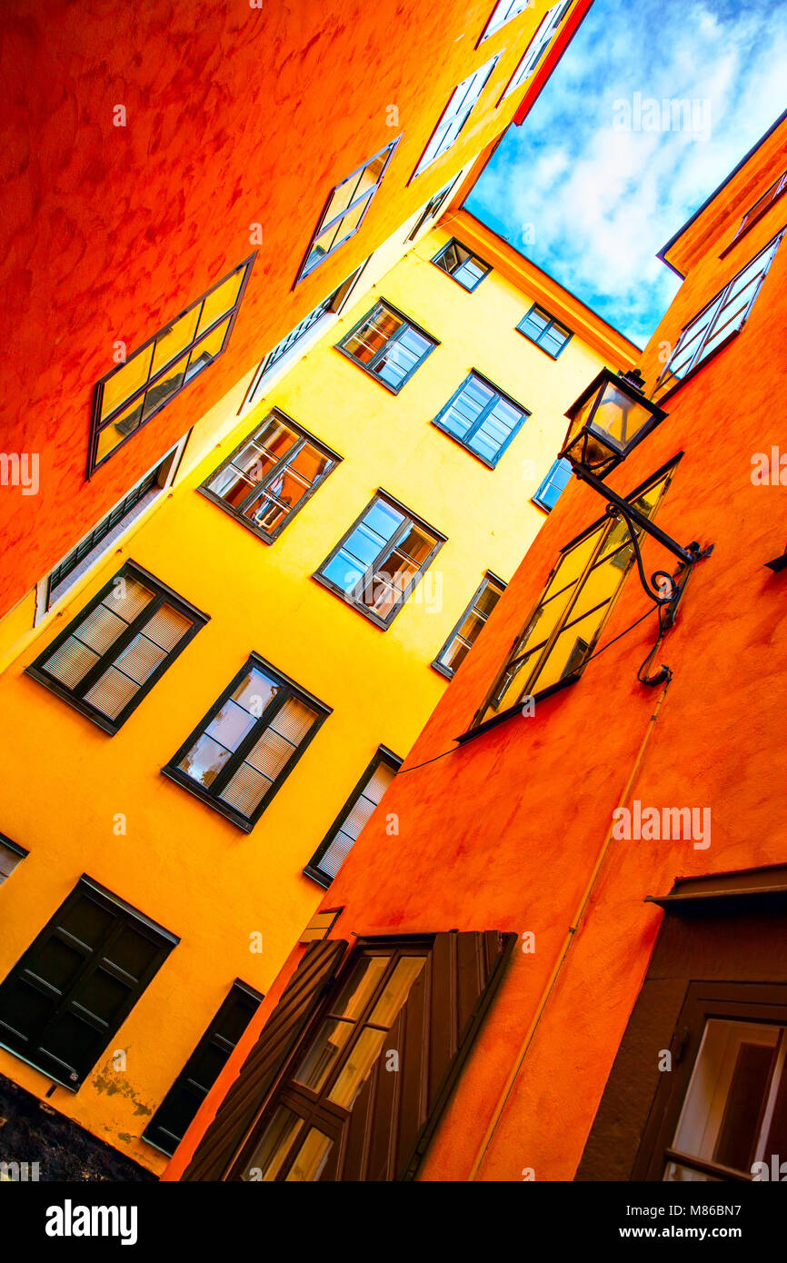 Maisons colorées en jaune dans la vieille ville de Stockholm, Suède Banque D'Images