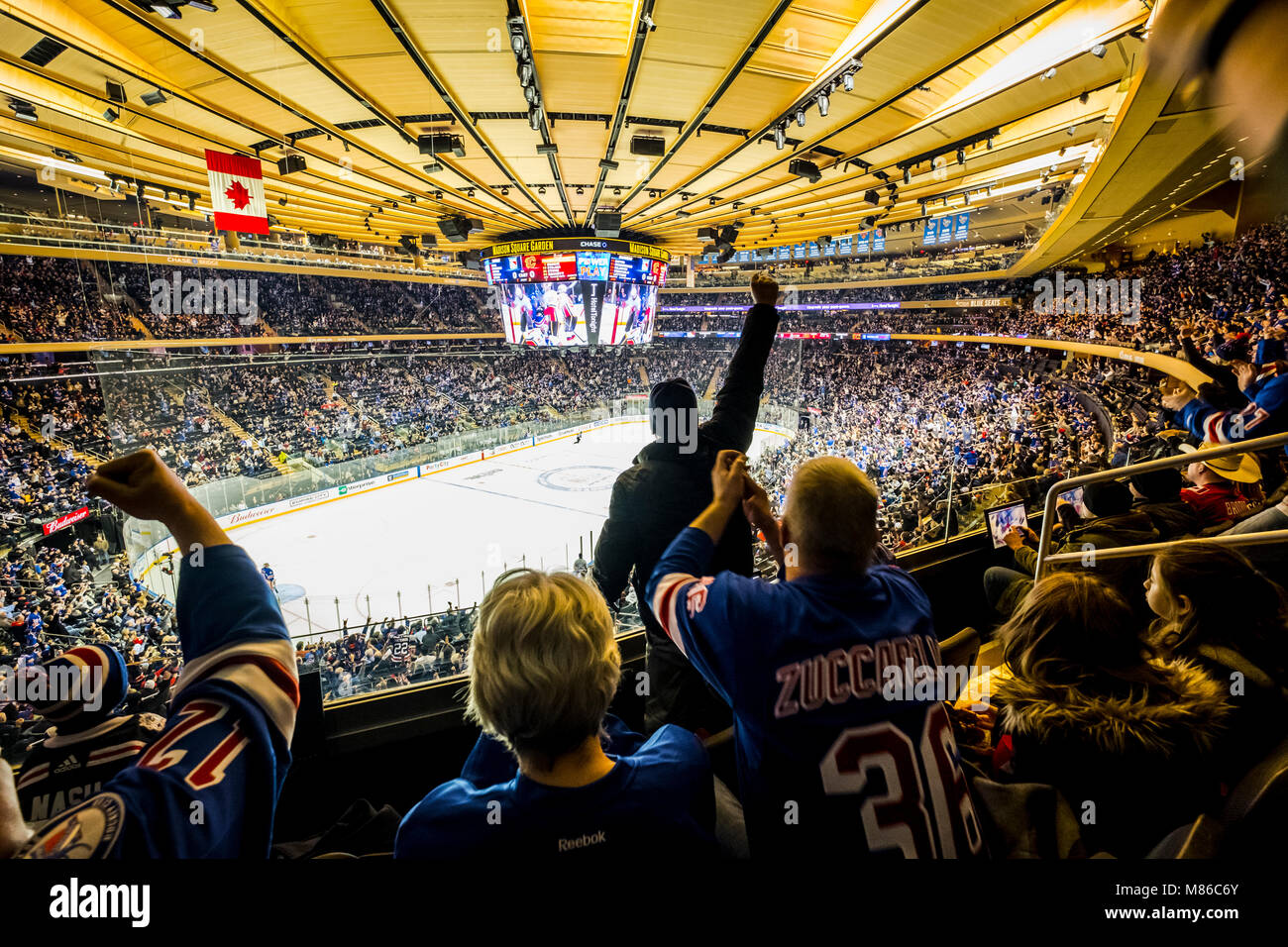 Les spectateurs à regarder le hockey sur glace match au Madison Square Garden, à Manhattan, New York City, New York State, USA Vs Rangers flammes Banque D'Images