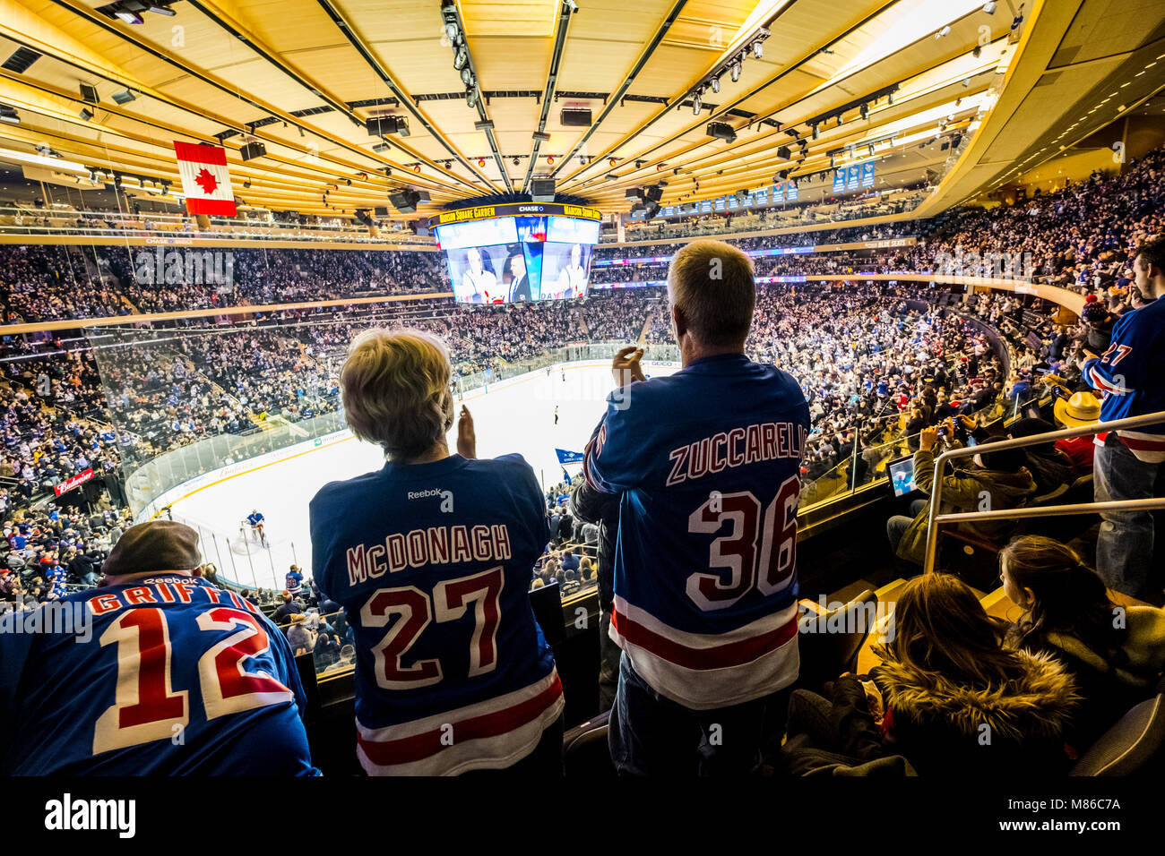 Les spectateurs à regarder le hockey sur glace match au Madison Square Garden, à Manhattan, New York City, New York State, USA Vs Rangers flammes Banque D'Images