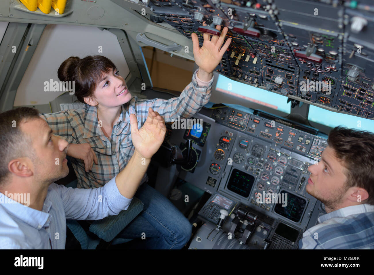 Ingénieurs à l'intérieur d'un poste de pilotage des avions Banque D'Images