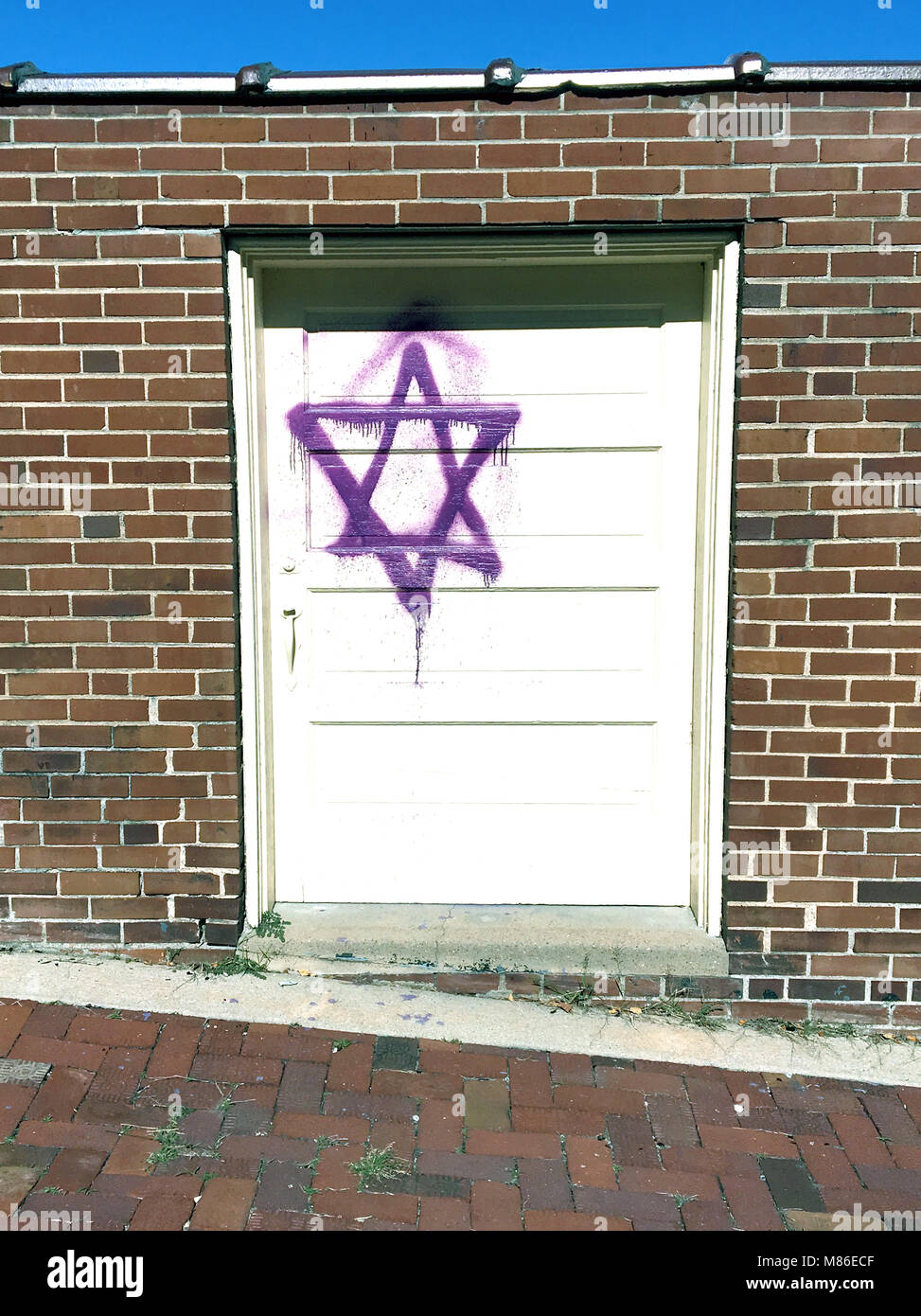 Étoile juive sur les graffitis haineux porte blanche au mur de briques, 2017. Banque D'Images