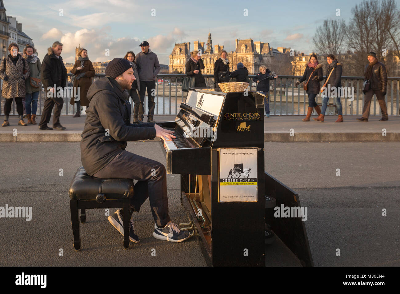 Artson muscian Rue Louis le piano sur Pont Saint Louis à Paris, France. La  publicité sur le côté du piano est pour le Centre Chopin pian Photo Stock -  Alamy