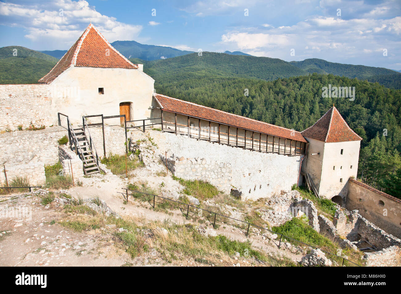 La citadelle de Rasnov a été construit autour de l'année 1215 par les chevaliers teutoniques, près de Brasov, Roumanie Banque D'Images