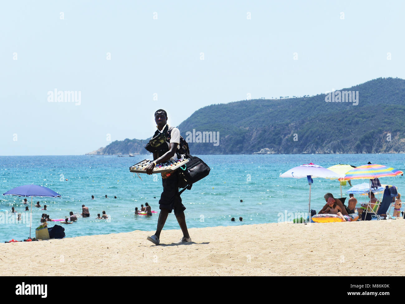 Les migrants africains vendant des souvenirs sur la plage de Toroni, en Chalcidique. Banque D'Images