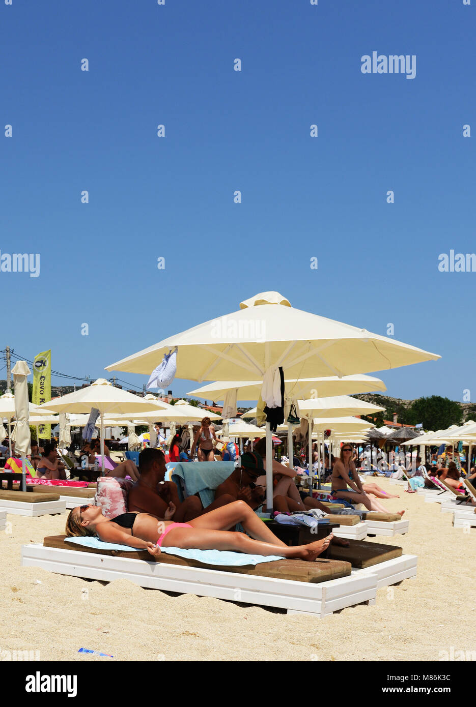 Le soleil sur la plage de Kalamitsi. Banque D'Images