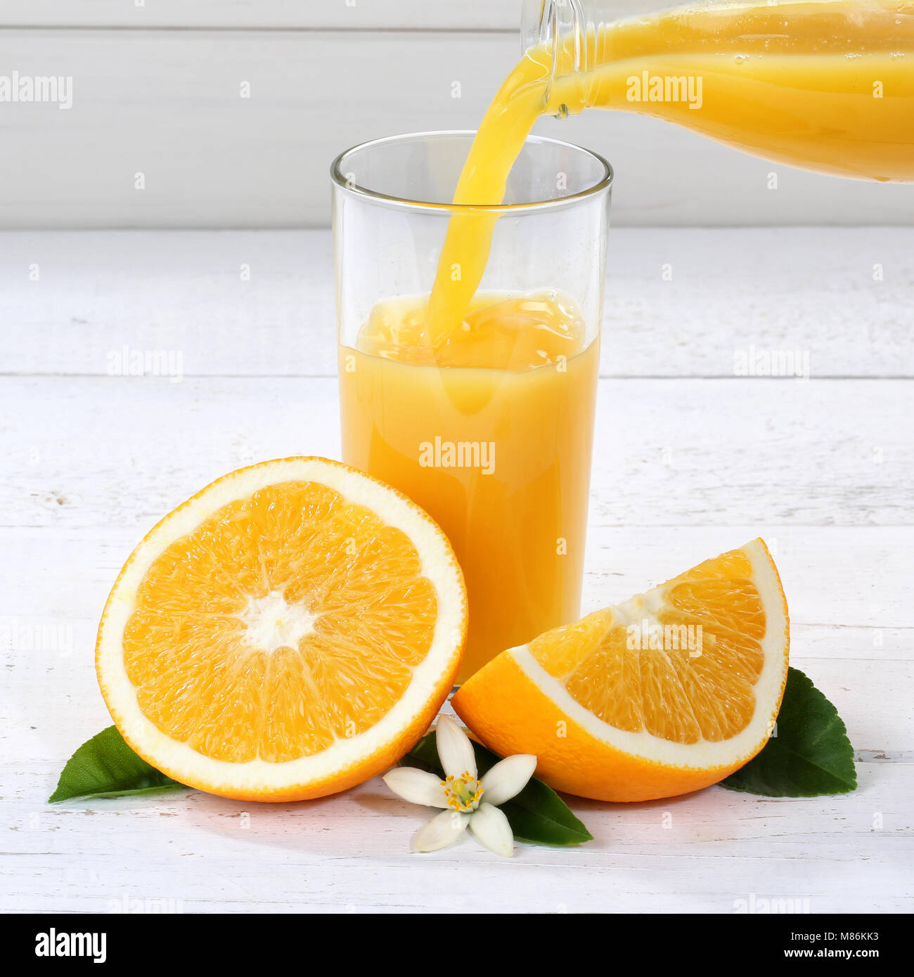 Verser le jus d'Orange pour les oranges fruits fruits carrés bouteille Verre  Photo Stock - Alamy