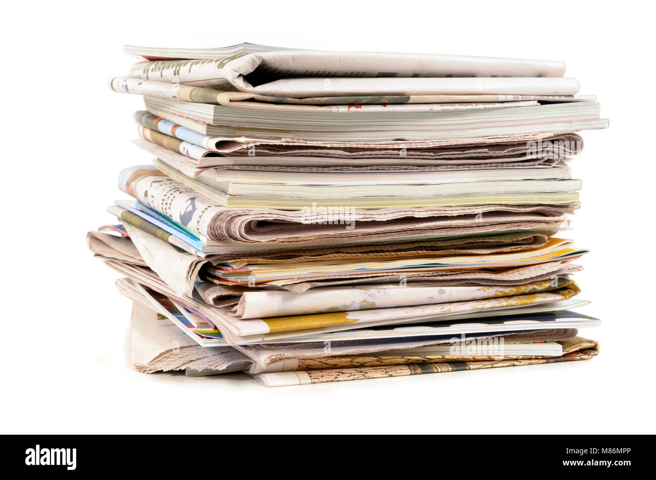 Pile de vieux journaux et magazines sur un fond blanc. Banque D'Images