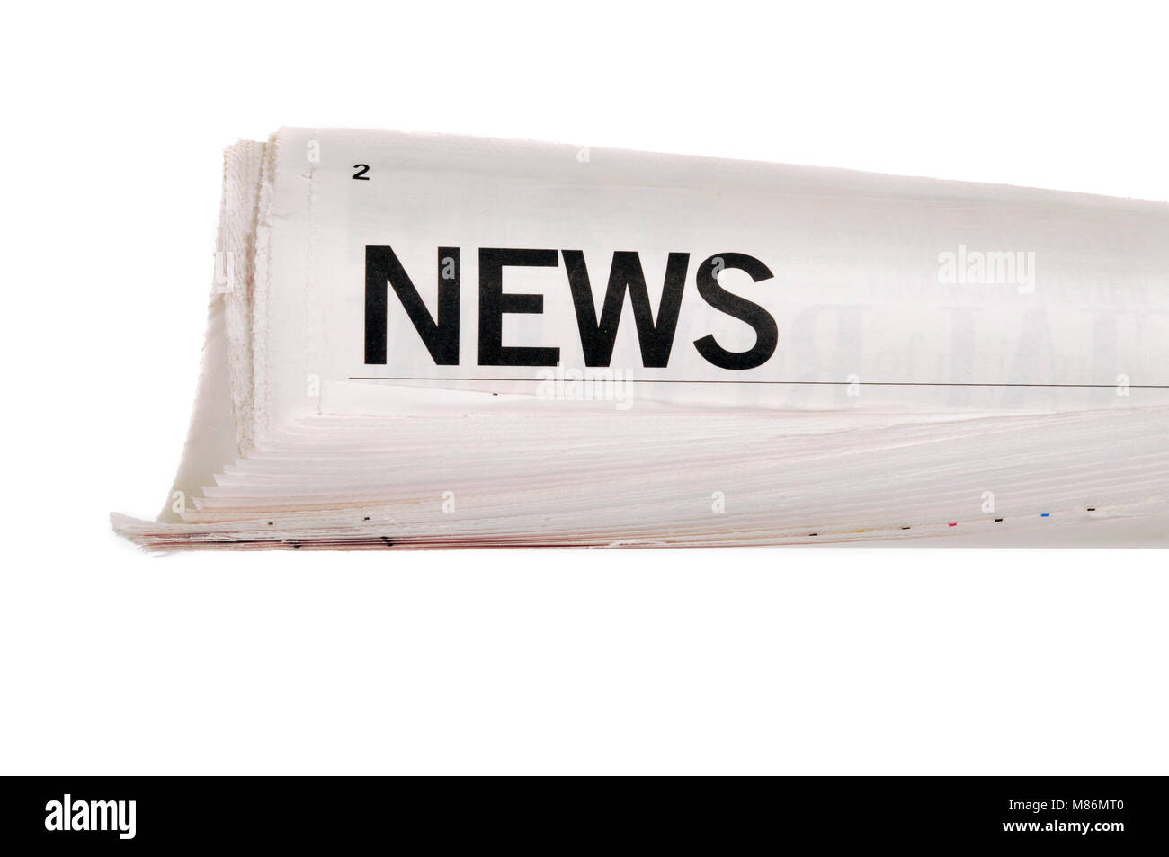 Journal enroulé à titre de nouvelles sur un fond blanc Banque D'Images
