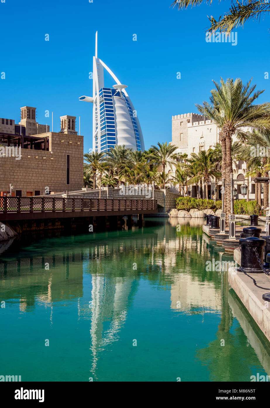 Medinat Jumeirah et hôtel de luxe Burj Al Arab, Dubaï, Émirats Arabes Unis Banque D'Images