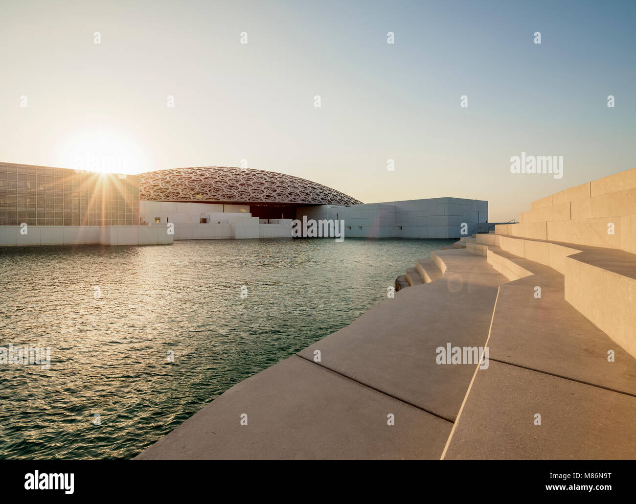 Au coucher du soleil, du musée du Louvre Abu Dhabi, Émirats Arabes Unis Banque D'Images