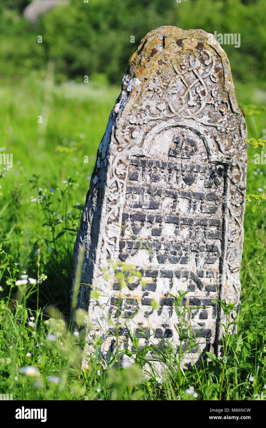 Pierre tombale du 18ème siècle cimetière juif de Medzhybizh, Ukraine Banque D'Images