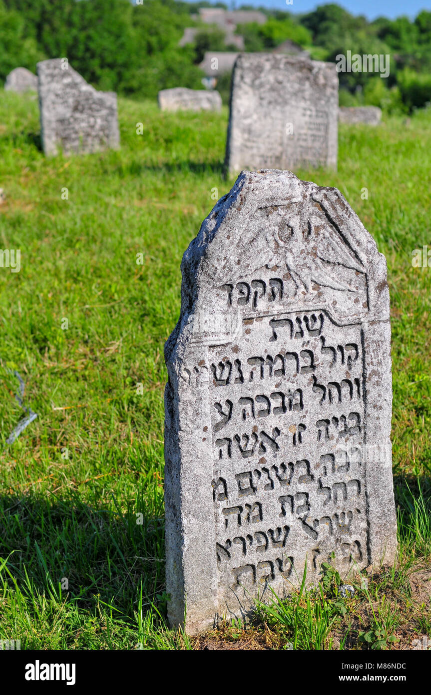 Pierre tombale du 18ème siècle cimetière juif de Medzhybizh, Ukraine Banque D'Images