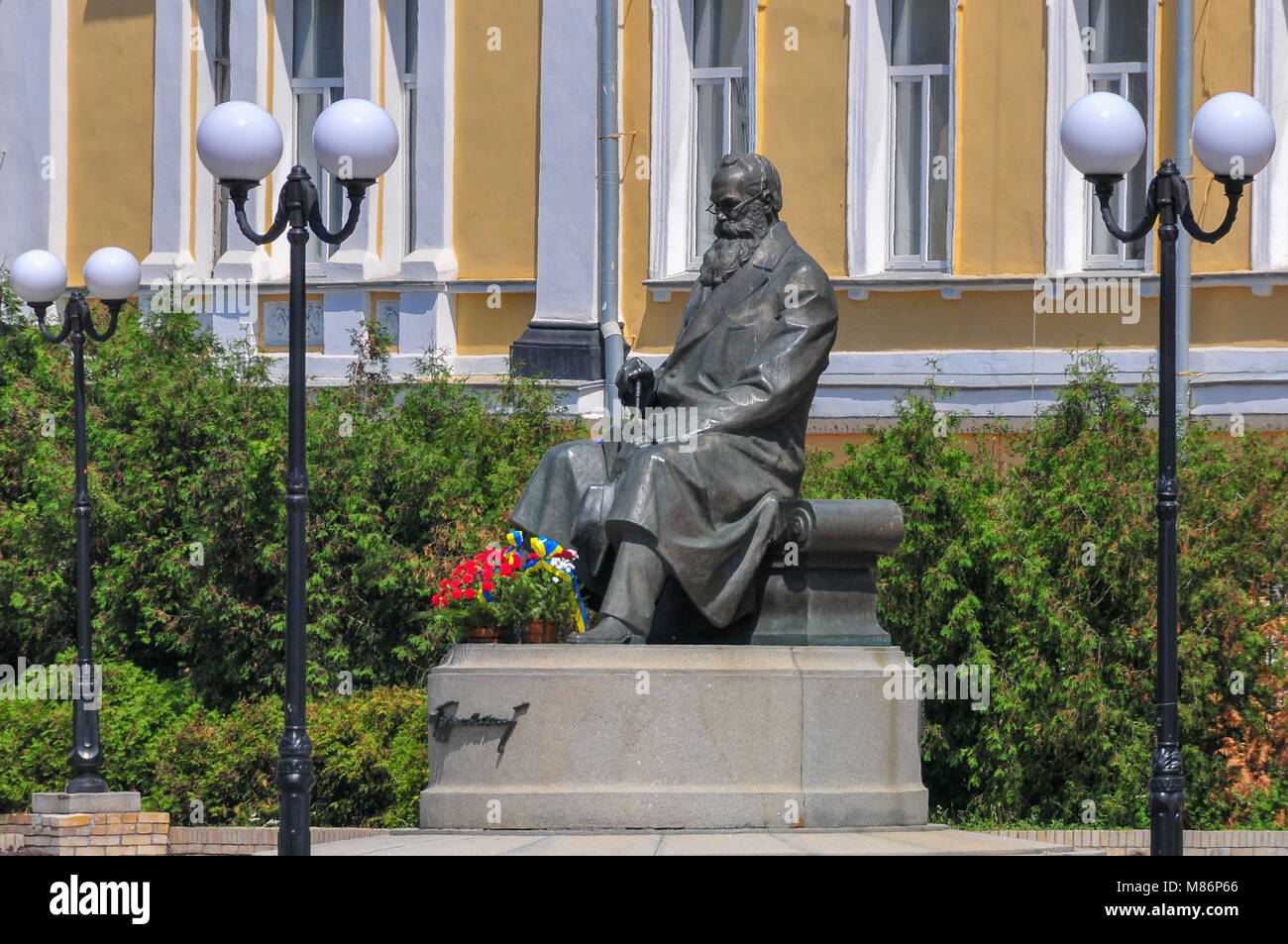 Monument de politiciens ukrainiens et historiens Mykhailo Hrushevsky à Kiev, Ukraine. Mykhailo Hrushevsky est élu à la tête du front révolutionnaire parli Banque D'Images