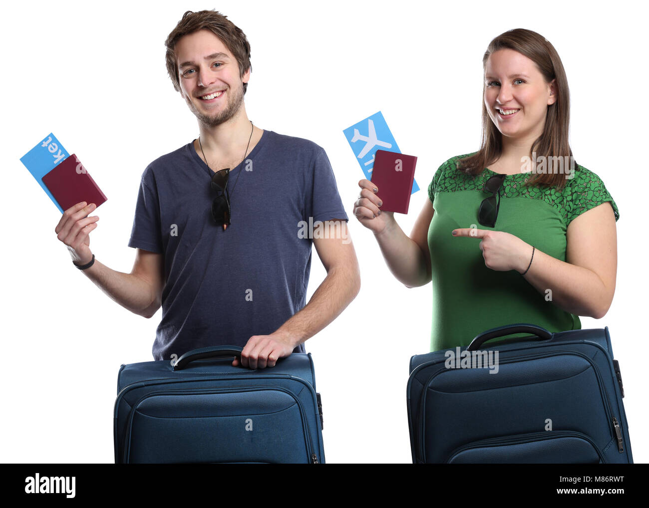 Jeune couple de personnes avec billet d'avion voyager locations de vacances isolé sur fond blanc Banque D'Images
