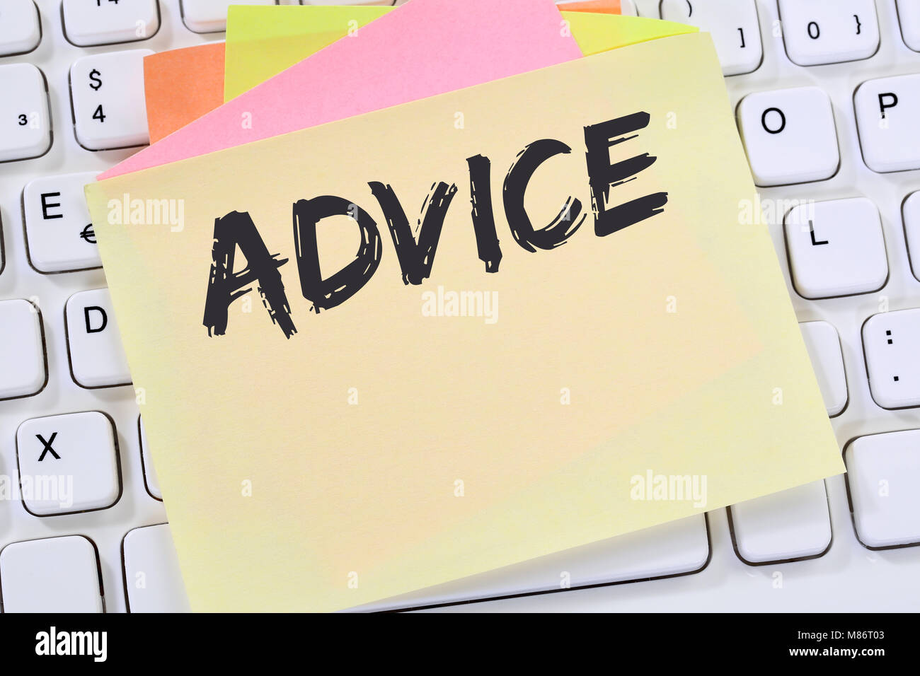 Conseils support aide assistance concept commercial problème solution note papier clavier de l'ordinateur Banque D'Images Conseils support aide assistance concept commercial problème solution note papier clavier de l'ordinateur Banque D'Images