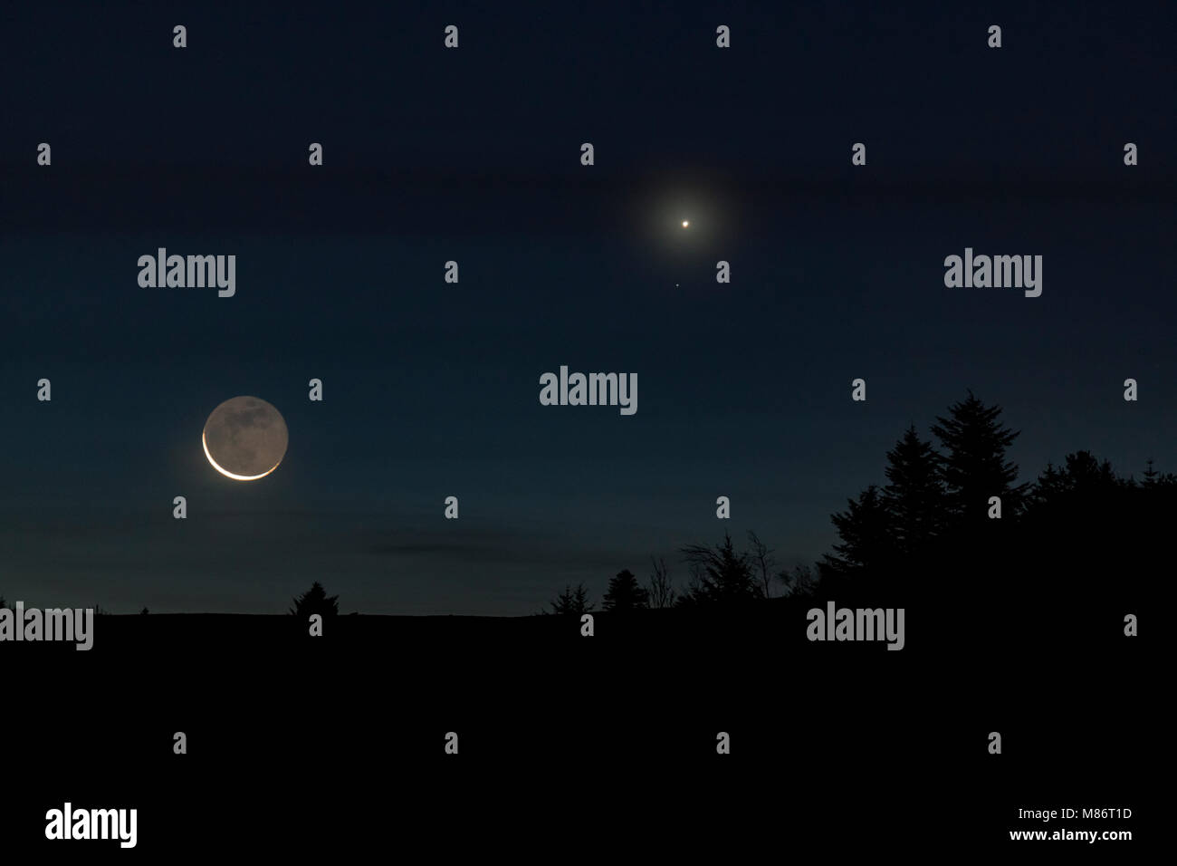 Croissant De Lune éclairé Par Lumière Cendrée Et La Planète - 
