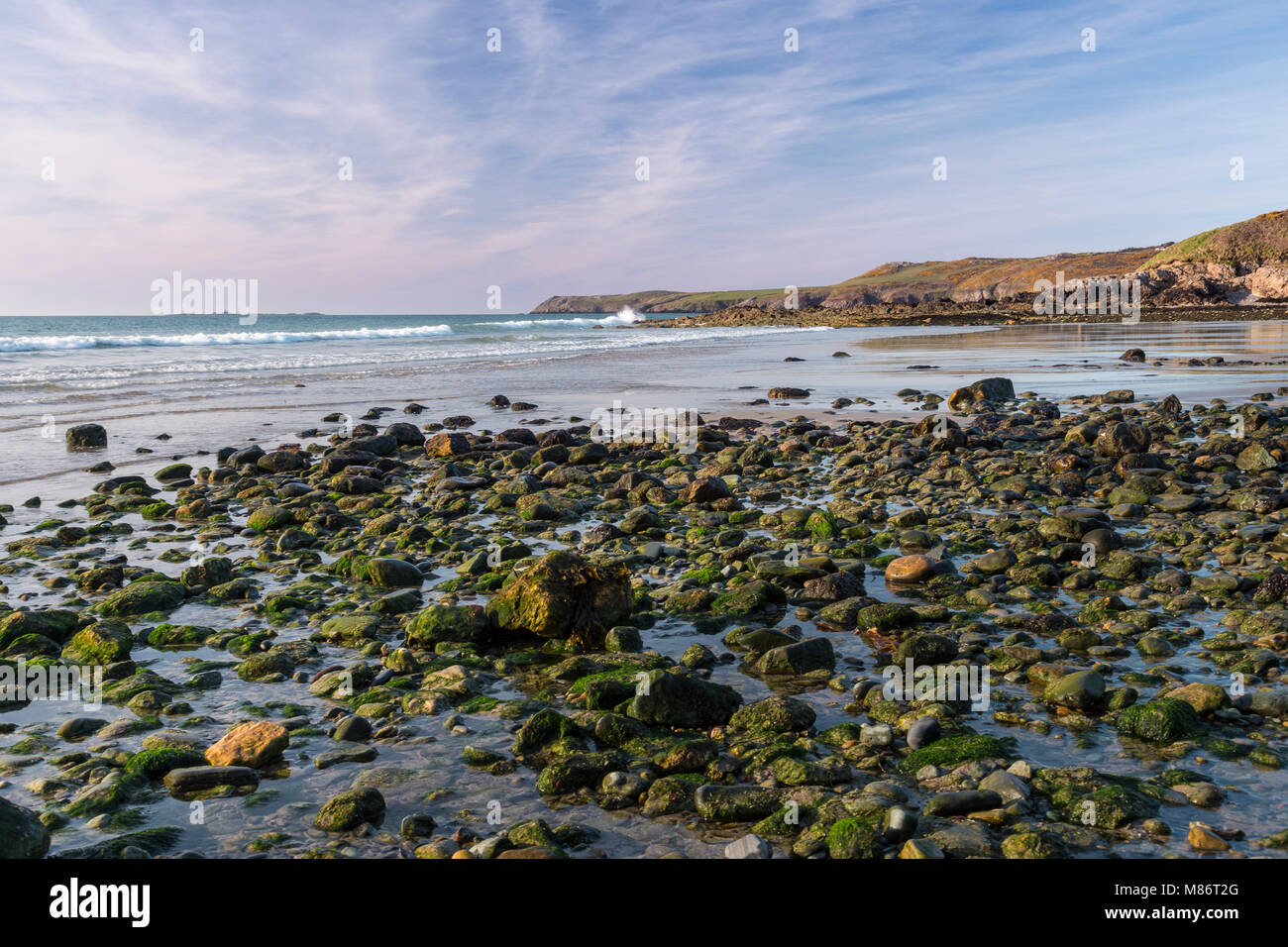 Les rochers et les algues sur la plage de Porth, Anglesey, * 1963 : ouverture intégrale, au nord du Pays de Galles Banque D'Images