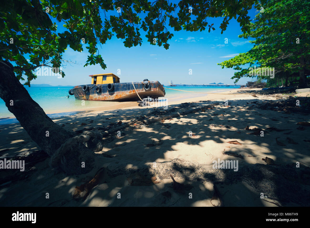 Bateau ancré sur une plage, Krabi, Thaïlande Banque D'Images