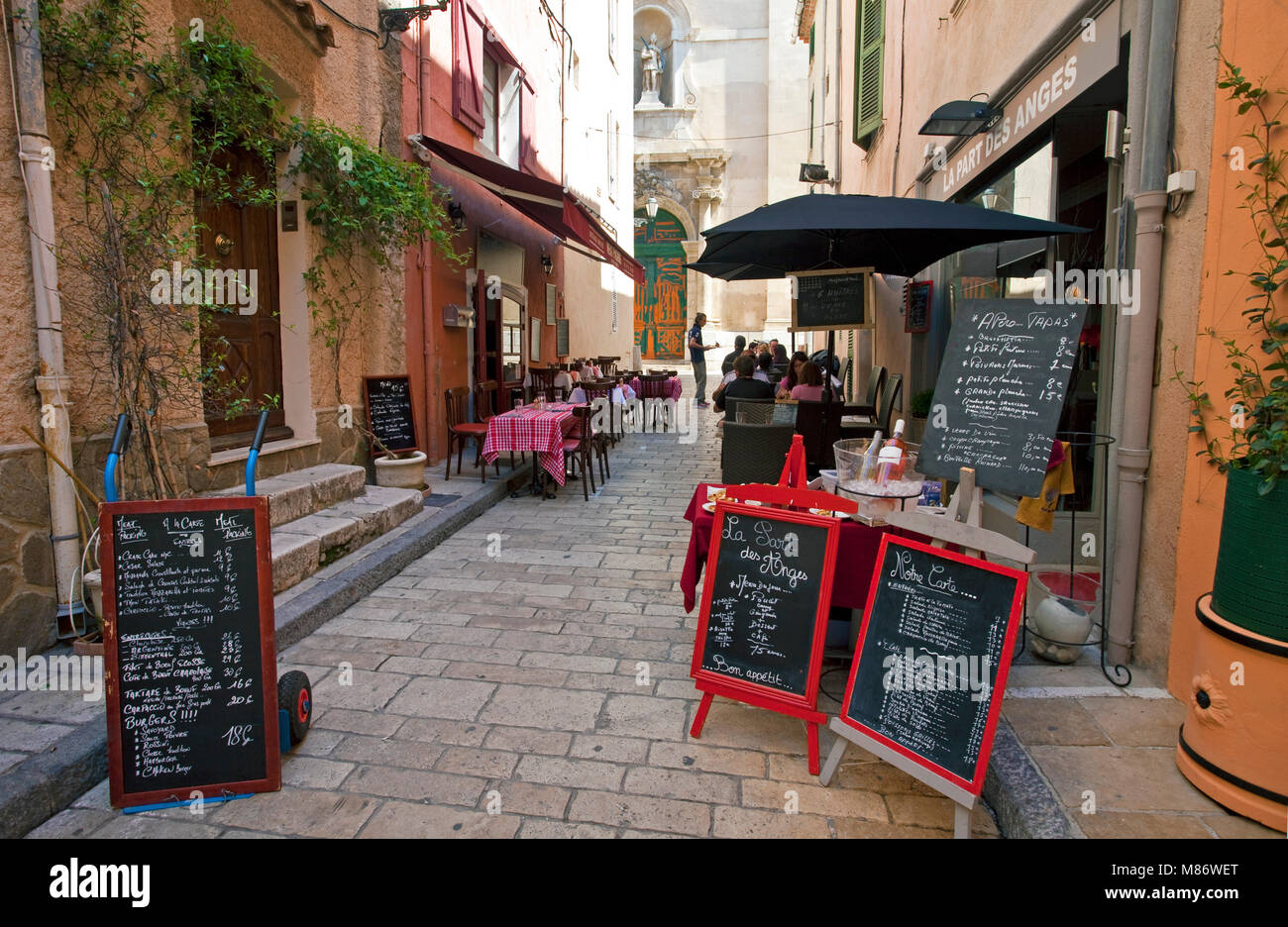 Les petits restaurants à les ruelles de Saint-Tropez, Côte d'Azur, France Sud, Côte d'Azur, France, Europe Banque D'Images