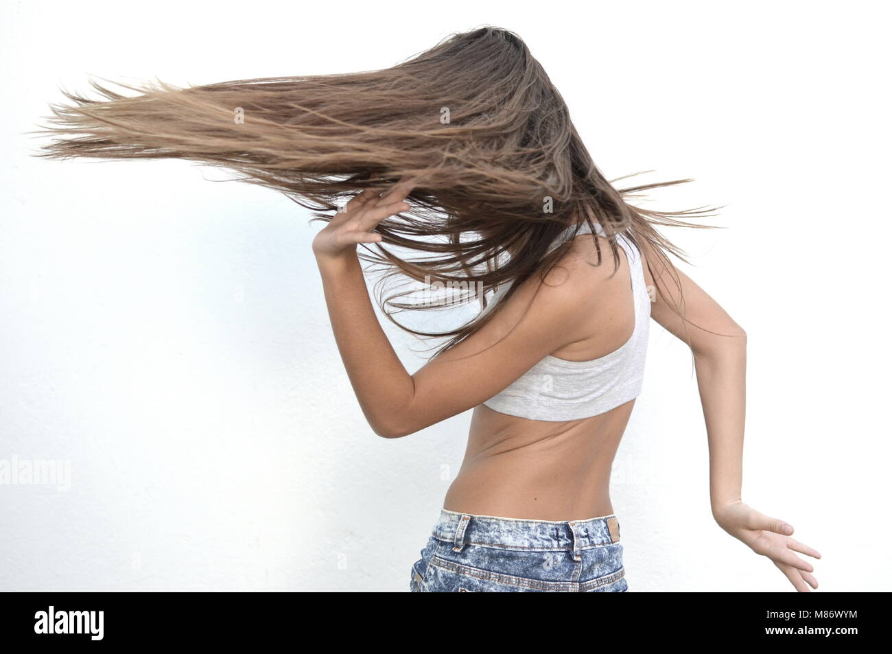 Teenage girl dancing et rejetant ses cheveux Banque D'Images