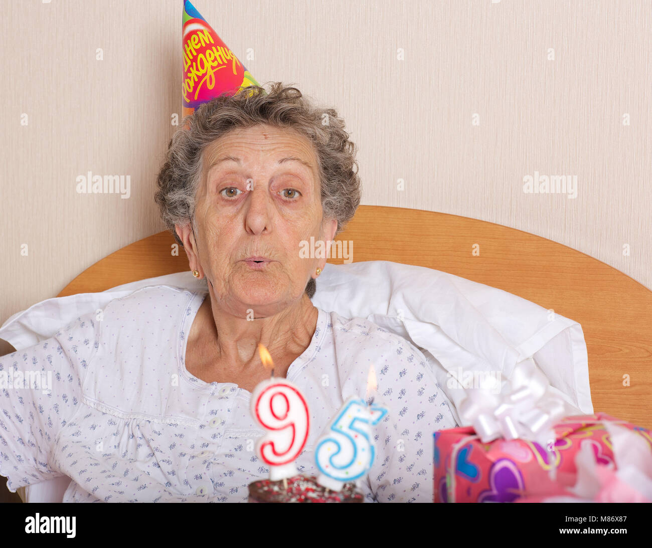Senior Woman Celebration Est Son 95e Anniversaire En Maison De Retraite Photo Stock Alamy Senior Woman Celebration Est Son 95e Anniversaire En Maison De Retraite Photo Stock Alamy