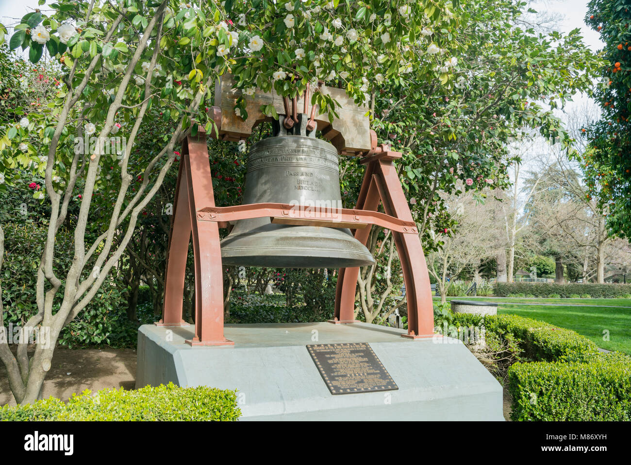 France historique don cloche de bronze à Sacramento State Capital Park Banque D'Images