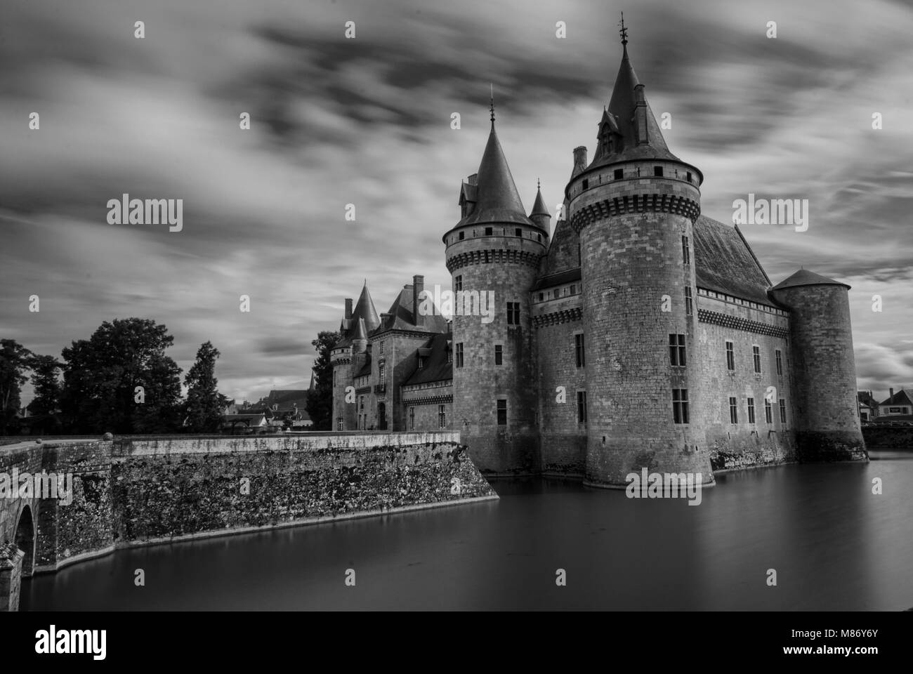 Château de Sully-sur-Loire, Loire, France. Le 30 juin 2017 17:38. La prise de vue depuis le parc en direction de l'entrée du château. La façade est mirrore Banque D'Images