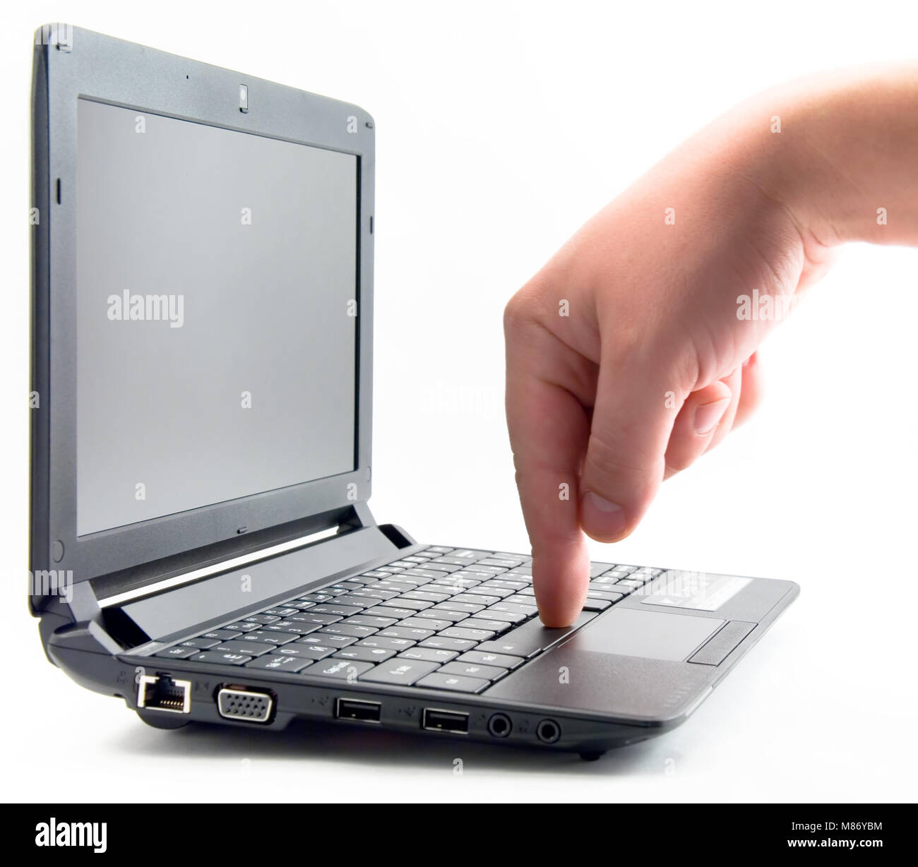 L'homme en appuyant sur la touche espace sur un ordinateur portable Banque D'Images