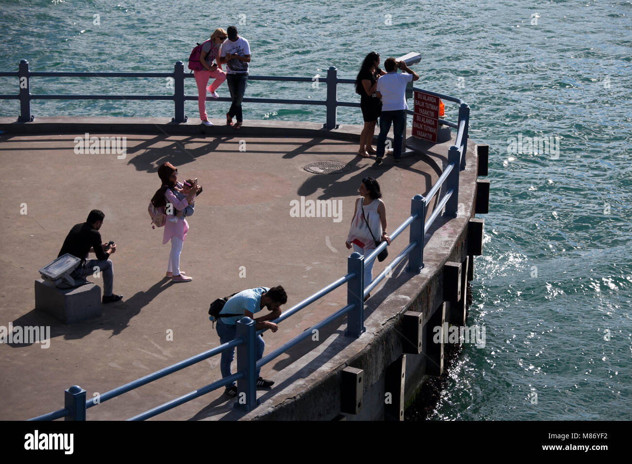 ISTANBUL Turquie 05 juillet 2017 Les gens marchent sur le quai par beau temps Banque D'Images