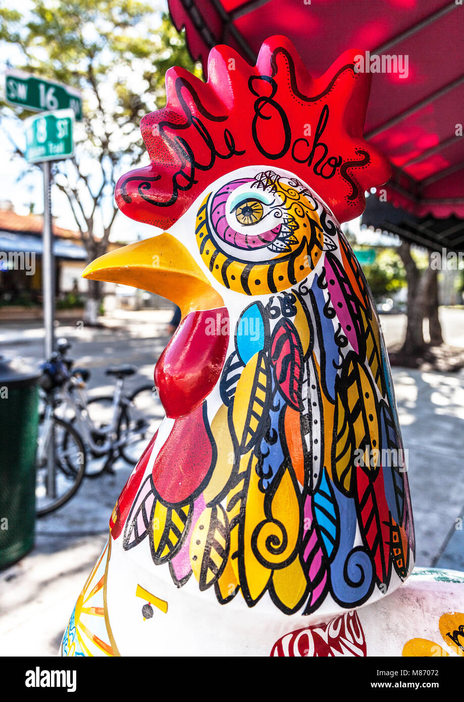 Grand coq et la sculpture de la tête, la petite havane, Calle Ocho, Miami, Floride, USA. Banque D'Images