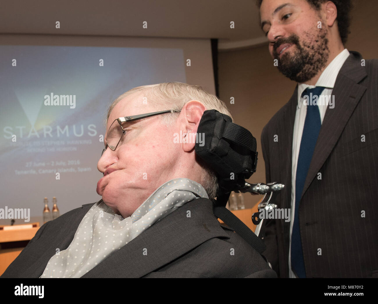 Société royale, 6-9 Carlton House Terrace, SW1Y 5AG, London, UK. 16 Décembre, 2015. Le professeur Stephen Hawking, 'Queen' et le guitariste d'astrophysicien Banque D'Images