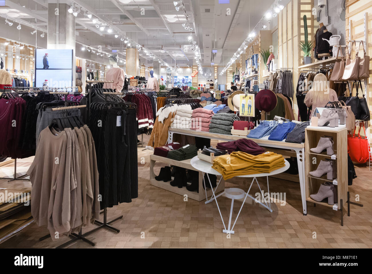 L'intérieur du centre commercial - grand magasin de vêtements avec des  vêtements sur l'affichage Photo Stock - Alamy