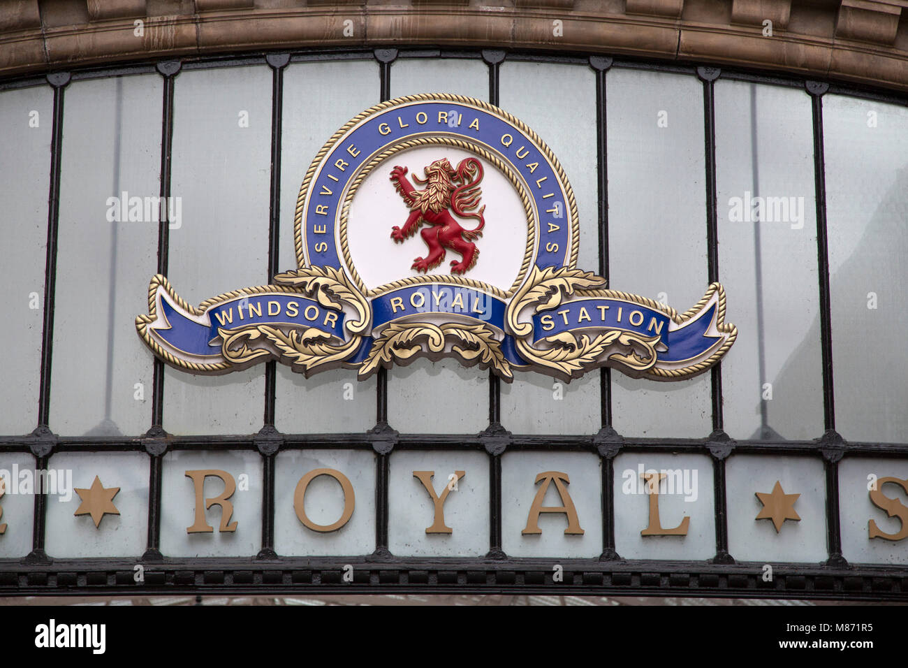 L'Emblème du Dragon à Windsor Royal Shopping à Windsor, en Angleterre. La galerie marchande occupe l'emplacement de l'ancienne gare ferroviaire de la ville. Banque D'Images