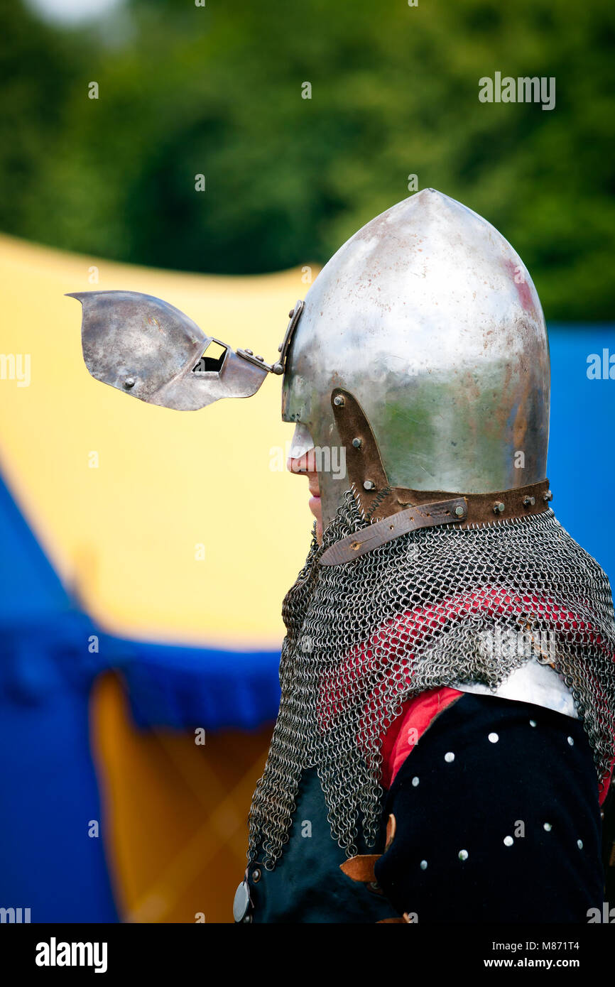 Chevalier médiéval profil avec visière casque ouvert au 600e anniversaire de la bataille de Grunwald 1410. La ville de Grunwald, Pologne Banque D'Images
