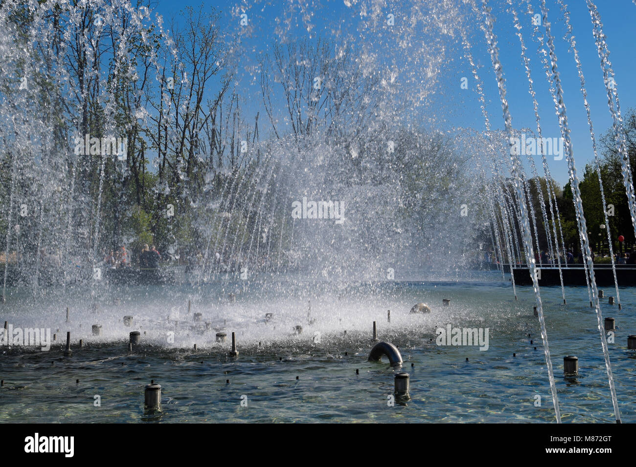 Krasnodar, Russie - Mai 1, 2017 Ville : fontaine dans la ville de Krasnodar. Les gens sont à pied près de la fontaine. Les projections d'eau. Banque D'Images