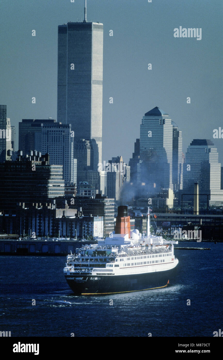 Historique 1995 LA REINE ELIZABETH 2 navires de croisière transatlantique CUNARD LINE (©1969) Twin Towers (©MINORU YAMASAKI 1973) HUDSON MANHATTAN NEW YORK USA Banque D'Images