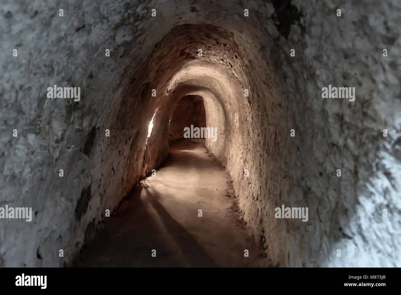 À la recherche d'abaisser l'un des tunnels du complexe Cu Chi, Vietnam Banque D'Images