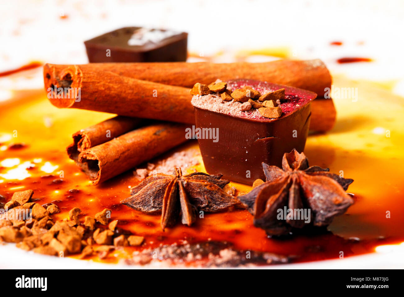Bonbons de chocolat à la cannelle et anice isolés Banque D'Images