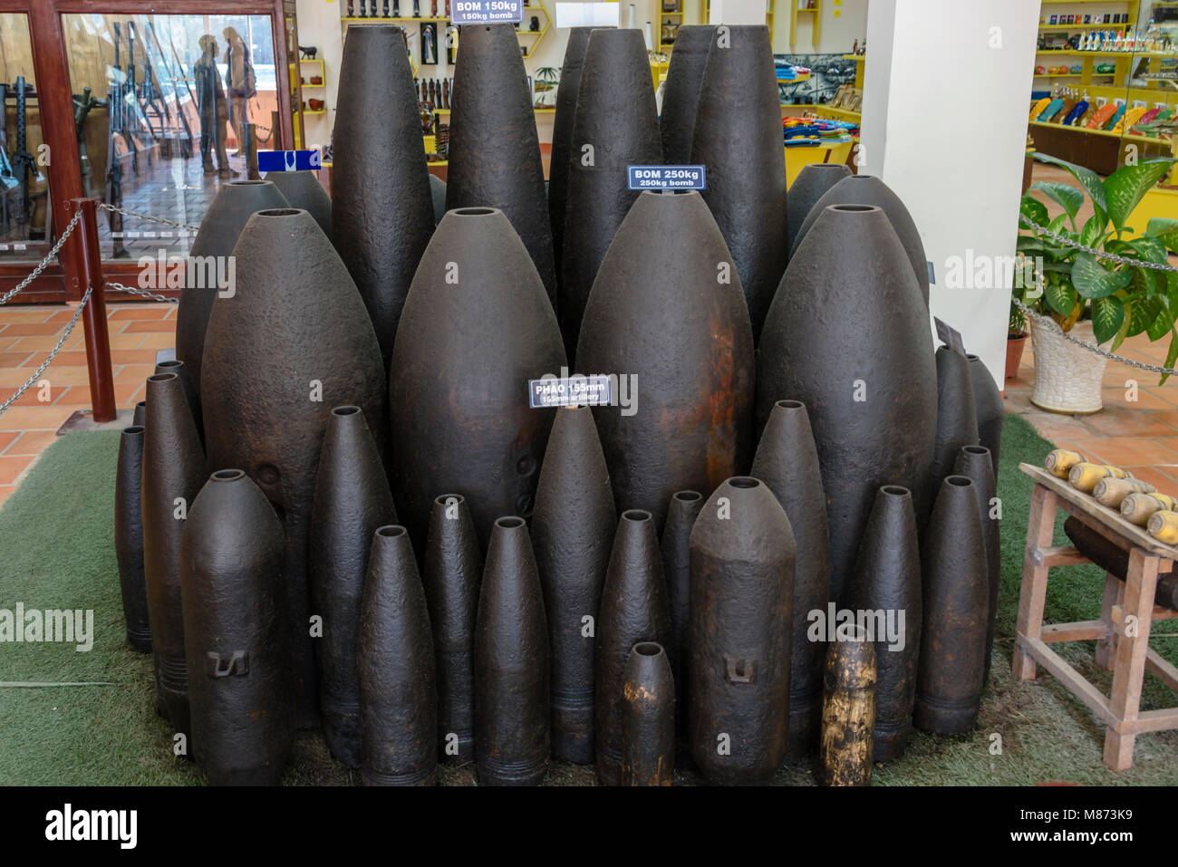 Nombre de bombes conventionnelles, utilisé par l'US Air Force américaine, de l'USAF sur l'affichage à l'Chi Tunnels Chu museum, Vietnam Banque D'Images