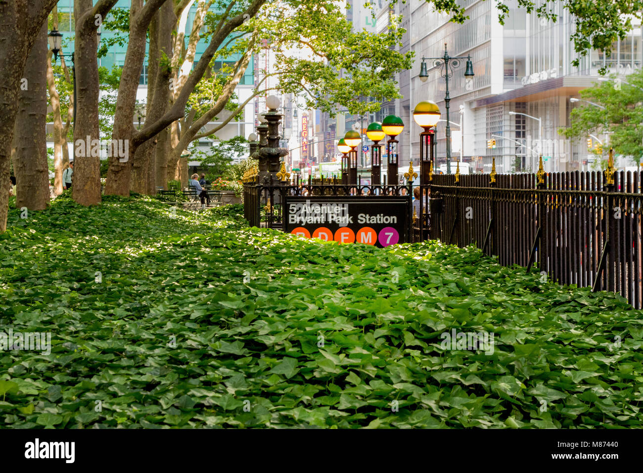 Une entrée à la station de métro Bryant Park, Bryant Park, Manhattan, New York Banque D'Images