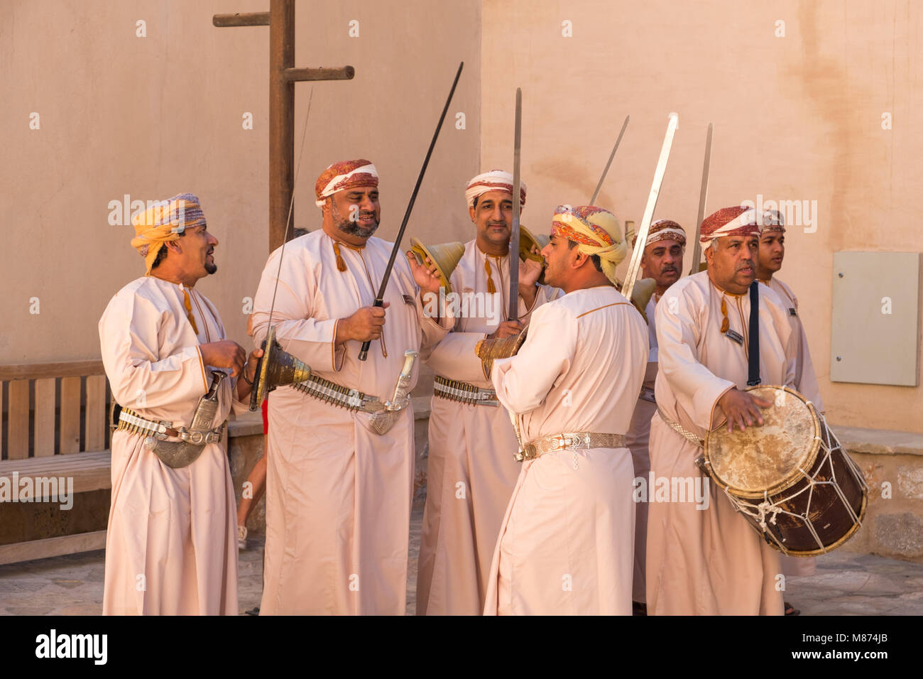 Nizwa, Oman - Omani men danse une danse de l'épée traditionnelle à Nizwa Fort Banque D'Images